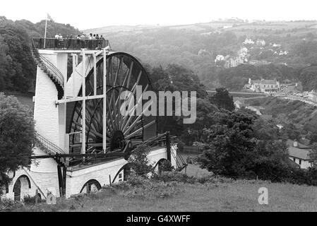 La roue de l'eau de Laxey, île de Man.Il a été construit en 1854 pour pomper l'eau des puits de mine et nommé 'Lady Isabella' d'après la femme du lieutenant-gouverneur Charles Hope qui était le gouverneur de l'île à cette époque.C'est la plus grande roue à eau en service au monde. Banque D'Images