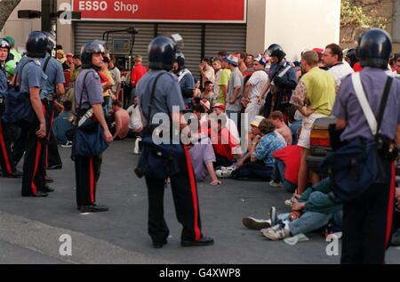 World Cup Italia 1990 - Angleterre v Holland - avant-match Violence Banque D'Images