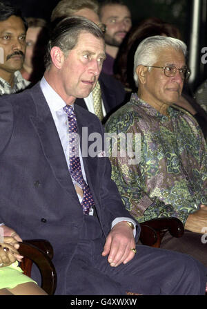 Le Prince de Galles avec le Premier Ministre de Trinidad Basdeo Panday (à droite), regardant une troupe de danse limbo, lors d'une soirée culturelle tenue en son honneur à la résidence des premiers Minsters à Port of Spain, Tobago. Le Prince est sur une excursion de neuf jours dans les Caraïbes. Banque D'Images