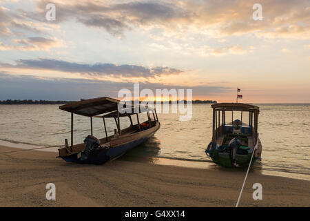 L'Indonésie, Nusa Tenggara Barat, Lombok Utara, bateaux sur l'île de Pulau Gili Meno au coucher du soleil Banque D'Images