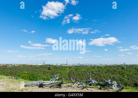 Allemagne, Berlin, arrondissement Charlottenburg-Wilmersdorf, excursion à bicyclette dans le livre vert sur le Teufelsberg Banque D'Images