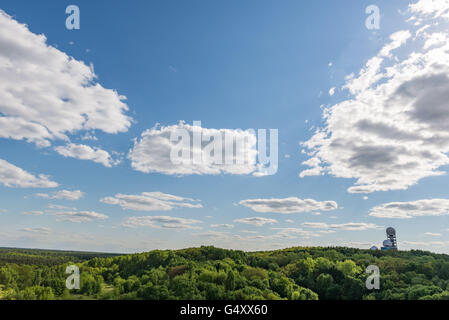 Allemagne, Berlin, arrondissement Charlottenburg-Wilmersdorf, vue de la Teufelsberg sur l'ancien bâtiment d'écoute des Etats-Unis d'Amérique Banque D'Images