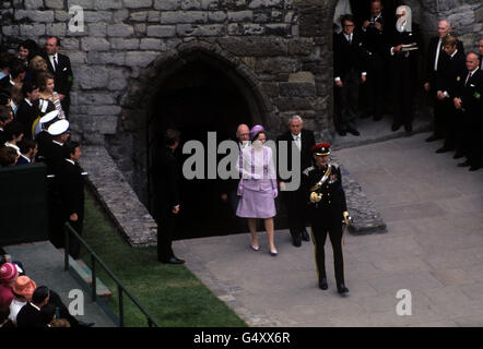 Le premier ministre Harold Wilson et son épouse Mary Wilson arrivent pour l'investiture du prince de Galles au château de Caernarfon Banque D'Images