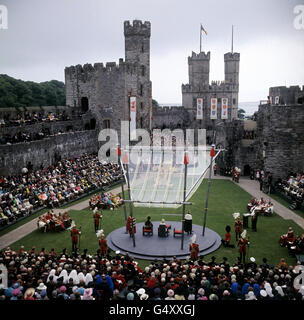 Une vue générale à l'intérieur du château de Caernarfon pendant l'investiture de Le Prince de Galles Banque D'Images