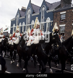 Les gardes de vie à cheval pendant la procession à travers Caernarfon de Le prince de Galles avant son investiture au château de Caernarfon Banque D'Images