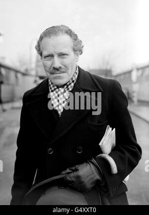 1955: L'archéologue Sir Mortimer Wheeler, le suave, la personnalité pleine d'esprit de la TV 'Animal, Vegetable ou Mineral', quitte l'aéroport de Londres pour la Grèce où il donnera des conférences à Athènes et à Salonika sur le commerce gréco-romain, sous les auspices du British Council. Banque D'Images