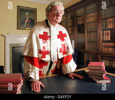 L'honorable Lord Sutherland, photographié dans un bureau de la haute Cour d'Édimbourg, l'un des trois juges pour entendre le procès des deux Libyens accusés d'avoir commis l'attentat à la bombe de Lockerbie le 21 1988 décembre. * Abdelbasan Ali Mohmed Al Megrahi, 47, Et Al Ali Khalifa Fhimah, 43 ans, nient conspiration, meurtre et violation de la loi sur la sûreté aérienne après que le vol 103 de Pan Am, de Heathrow à New York, a explosé dans le ciel au-dessus de la ville écossaise de Lockerbie le 21 1988 décembre, tuant 270 personnes. Banque D'Images