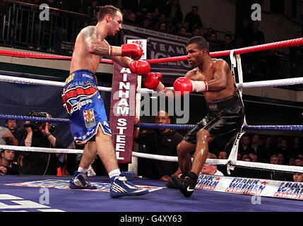 Boxe - Kevin Mitchell / Felix Lora - York Hall.Kevin Mitchell (à gauche) en action contre Felix Lora leur combat à York Hall, Londres. Banque D'Images