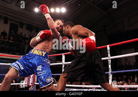 Boxe - Kevin Mitchell / Felix Lora - York Hall.Kevin Mitchell (à gauche) en action contre Felix Lora leur combat à York Hall, Londres. Banque D'Images