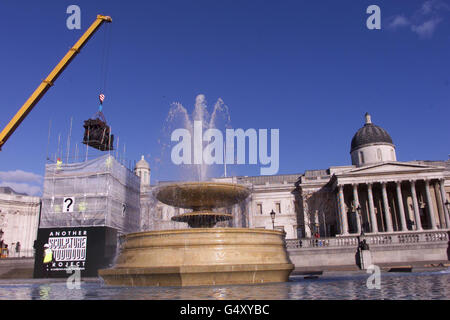 Des grues abaissent une nouvelle sculpture de 11 tonnes sur la plinthe vide de Trafalgar Square à Londres.La sculpture en bronze de Bill Woodrow, appelée indépendamment de l'histoire, a été abaissée en place avant son dévoilement officiel le 15/3/2000.* l'installation consiste à fixer la sculpture en trois sections, représentant une tête, un livre et un arbre.Regardez l'histoire des PA.Photo PA : Sean Dempsey. Banque D'Images