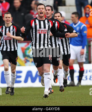 Andy Kirk, de Dunfermline, célèbre le but d'ouverture lors du match de la première ligue écossaise de Clydesdale Bank à East End Park, Dunfermline. Banque D'Images