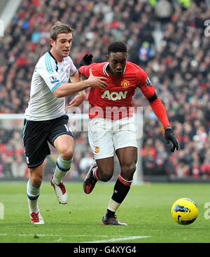 Football - Barclays Premier League - Manchester United / Liverpool - Old Trafford.Jordan Henderson (à gauche) de Liverpool et Danny Welbeck de Manchester United se disputent le ballon Banque D'Images