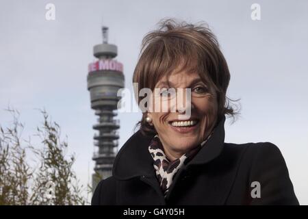 Esther Rantzen se tient devant la Tour BT dans le centre de Londres lors du lancement de Donnez plus, une campagne visant à encourager les citoyens du Royaume-Uni à donner plus d'argent, de temps ou d'énergie en 2012 aux causes qui les préoccupent en visitant le site givemore.org.uk. Banque D'Images