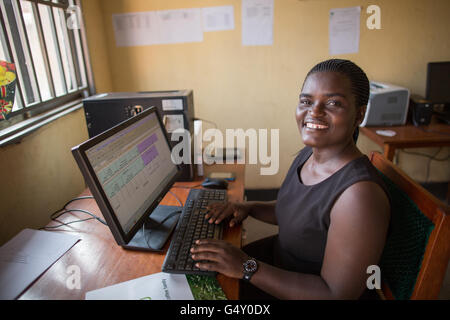 Une secrétaire travaille dans son bureau à Kasese, Ouganda, Afrique de l'Est. Banque D'Images