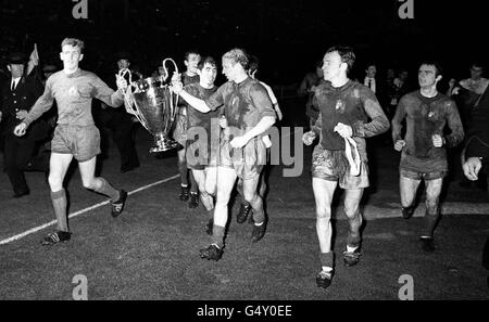 PA NEWS PHOTO 29/5/68 JOUEURS MANCHESTER UNITED ALEX STEPNEY, PAT CRERAND ET JOHN ASTON (DE GAUCHE À DROITE) après que United avait remporté la coupe d'Europe au stade de Wembley, LONDRES, EN BATTANT BENFICA DU PORTUGAL 4-1 en finale. Banque D'Images