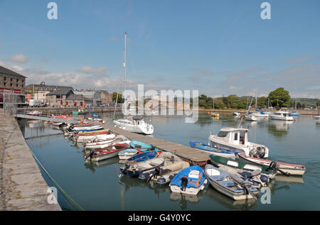 Afficher le long de Davitts Quay et la petite collection de bateaux dans Dungarvan Co., Waterford, Irlande (Eire). Banque D'Images