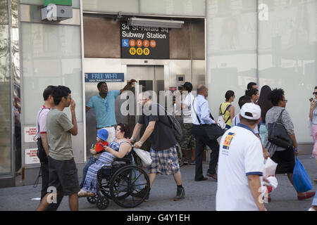 Ascenseur entrée de l'Herald Square 34th Street subway station de Broadway. Manhattan. Banque D'Images