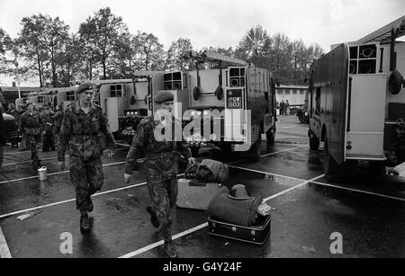 Portant les uniformes de camouflage vert de la guerre, ces troupes de la caserne de Chelsea sont prêtes à prendre leurs moteurs de feu de la Déesse verte pour combattre les flammes en l'absence de pompiers réguliers qui sont en grève.03/09/02 : des militaires des casernes de Chelsea vérifient l'équipement d'une Goddesses vertes - un moteur d'incendie de la réserve stratégique du gouvernement - à la fin de la dernière grève nationale des pompiers.Près de 900 des véhicules sont disponibles à mesure que les perspectives d'une action industrielle nationale par les membres de la FBU (Fire Brigades Union) ont augmenté, les responsables syndicaux l'ayant affirmé Banque D'Images