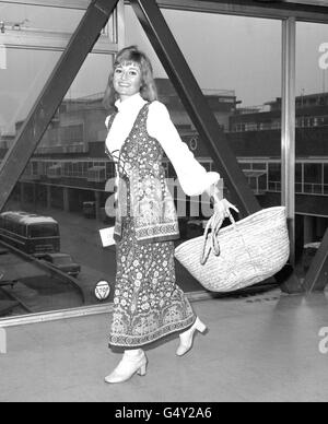 L'actrice britannique Stephanie Beacham avant de partir pour Paris pour modéliser les dernières tendances de la boutique d'Elizabeth Taylor pour une diffusion de photos dans le magazine Playboy. Banque D'Images