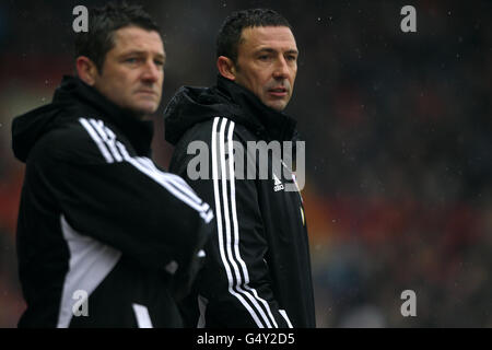 Football - championnat de la npower football League - Bristol City / Leeds United - Ashton Gate.Derek McInnes, directeur municipal de Bristol (à droite) et Tony Docherty, directeur adjoint sur la ligne de contact Banque D'Images