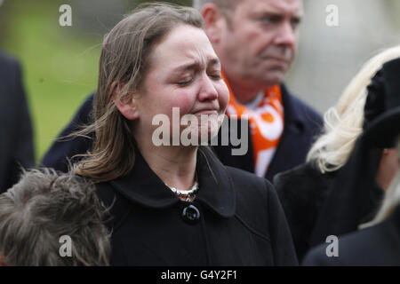 Michelle Smith arrive pour les funérailles de ses quatre enfants, Reece, 19 ans, deux filles jumelles de quatre ans, Holly et Emily et Jordan, 2 ans, à l'église Saint-Jean-Divine, Lytham, Lancashire. Banque D'Images