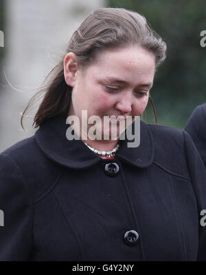 Michelle Smith arrive pour les funérailles de ses quatre enfants, Reece, 19 ans, deux filles jumelles de quatre ans, Holly et Emily et Jordan, 2 ans, à l'église Saint-Jean-Divine, Lytham, Lancashire. Banque D'Images