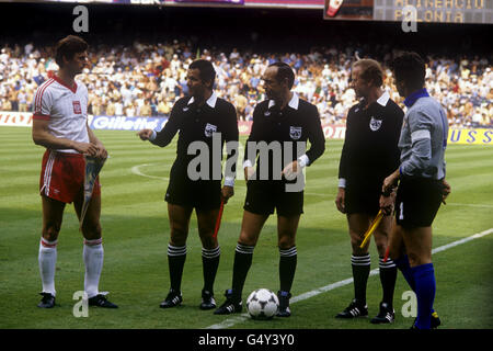 Les deux capitaines échangent des fanions avant le coup de pied devant les officiels du match.(l-r) le capitaine de Pologne Wladyslaw Zmuda, le linesman Gilberto ARISTIZABAL MURCIA (Colombie), l'arbitre Juan CARDELLINO DE SAN VICENTE (Uruguay), le linesman David SOCHA (Etats-Unis) et le capitaine d'Italie Dino Zoff. Banque D'Images