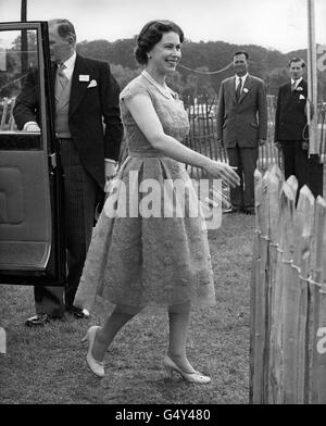 La reine Elizabeth II arrive à Smith's Lawn, dans le Grand parc de Windsor, pour observer le duc d'Édimbourg Banque D'Images