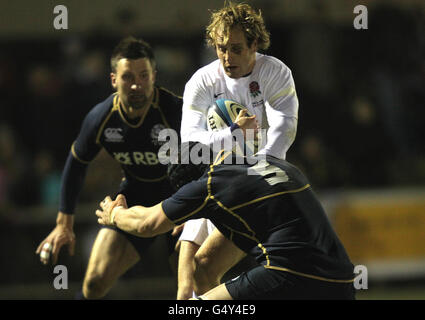 Nick Abendanon de England Saxons est attaqué par Tom Ryder d'Scotland A lors du match international au sol des pays-Bas, Galashiels. Banque D'Images