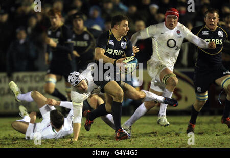 Rugby Union - Ecosse A v Angleterre Saxons - Netherdale.Duncan Weir s'éloigne pour tenter l'Écosse A lors du match international au sol des pays-Bas, Galashiels. Banque D'Images