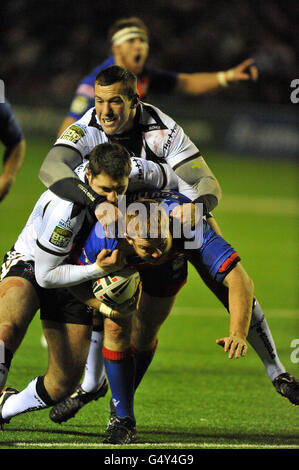 Steve Pickersgill de Widnes Vikings et Kurt Haggerty s'attaquent à Steve Southern de Wakefield Wildcats lors du match de la Super League Stobart Stadium, Widnes. Banque D'Images