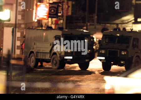 Des experts en élimination de bombes de l'armée britannique à l'extérieur d'un hôtel du comté de Fermanagh. Le processus de paix en Irlande du Nord a été plongé dans une nouvelle crise après que des républicains dissidents aient bombardé un hôtel dans le comté de Fermanagh. * mises en garde au nom de la continuité l'IRA avait conduit à l'évacuation de l'hôtel Mahon à Irvinestown. Personne n'a été blessé dans l'explosion et un incendie qui a suivi. Banque D'Images
