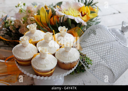 Beaux gâteaux et bouquet de mariée dans les tons orange Banque D'Images