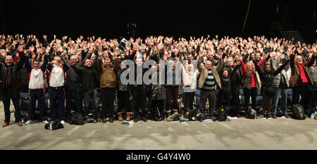 Volontaires lors du lancement de la première activité de formation pour des milliers de créateurs des Jeux de Londres 2012, à la Wembley Arena, dans le nord de Londres.APPUYEZ SUR ASSOCIATION photo.Date de la photo: Samedi 4 février 2012.Des milliers de bénévoles et d'employés de London 2012 se sont réunis aujourd'hui pour un événement « majeur » dans le cadre de la préparation des Jeux olympiques, leur premier événement d'orientation et de formation.La session à Wembley Arena, à laquelle ont participé 10,000 personnes, a été la première des six événements qui ont eu lieu à trois dates en février.Ils constituent la première étape du programme de formation pour les employés et jusqu'à 70,000 bénévoles des Jeux Olympiques, Banque D'Images