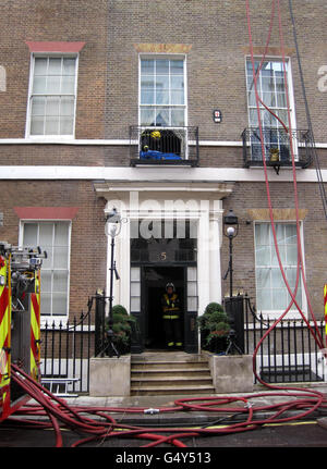 Les pompiers assistent à la scène à Grafton Street, Londres, après qu'un incendie ait éclaté vers 5h30 dans un bâtiment de cinq étages. Banque D'Images