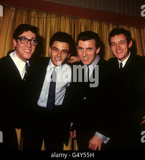 'The Shadows', (l-r) Hank Marvin, John Rostill, Bruce Welch et Brian Bennett. Banque D'Images