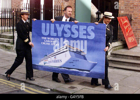 Eamonn Rothwell, Directeur général d'Irish Continental Group PLC, Anoushka Rickard (à gauche) et Lisa Barry, portent un nouveau navire de la Ferries irlandaise, le 'Ulysse. Le navire de 80 millions de livres naviguera entre Dublin et Holyhead. * le bateau est le plus grand ferry de croisière au monde, et transportera 1300 voitures et un complément de 2000 passagers et équipage. Banque D'Images