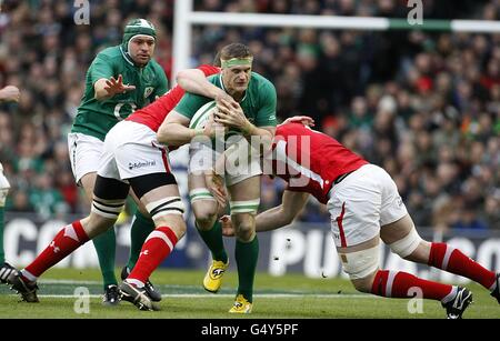 Rugby Union - RBS 6 Nations Championship 2012 - Irlande / pays de Galles - Aviva Stadium.Ian Evans (à gauche) et Bradley Davies (à droite) du pays de Galles s'affronte à Jamie Heaslip en Irlande. Banque D'Images