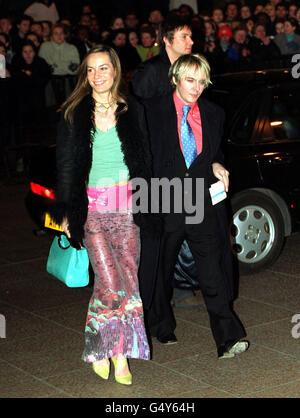 La socialite Tara Palmer-Tomkinson et le petit ami Nick Rhodes, du groupe pop Duran Duran, arrivent pour la première européenne du Gala du film The Beach, au cinéma Empire de Leicester Square, Londres. Banque D'Images