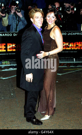 L'actrice et chanteuse Martine McCutcheon et son fiancé Jonathan Barnham arrivent pour la première européenne du Gala du film The Beach, au cinéma Empire de Leicester Square, Londres. Banque D'Images