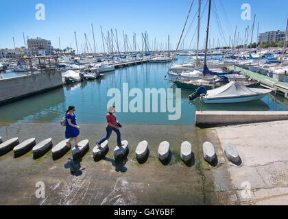 Deux femmes tremplin en The Portixol marina, îles Baléares, Espagne le 10 avril 2016. Banque D'Images