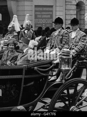 La reine Elizabeth II et le président Charles de Gaulle de France quittent la gare Victoria en une calèche sur leur trajet de procession jusqu'au palais de Buckingham. Banque D'Images