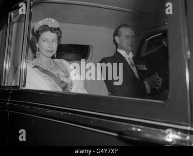 La reine Elizabeth II et le duc d'Édimbourg sont conduits de la résidence de l'ambassadeur de France à Kensington Palace Gardens, Londres. Ils avaient assisté à un dîner donné par le Président Charles de Gaulle de France lors de sa visite d'État à Londres. Banque D'Images