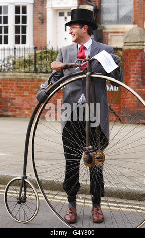 Un membre du club de vélo Pickwick avec son Penny Farthing à l'extérieur du musée Charles Dickens Birthplace à Portsmouth à l'occasion du 200e anniversaire de la naissance de l'écrivain. Banque D'Images