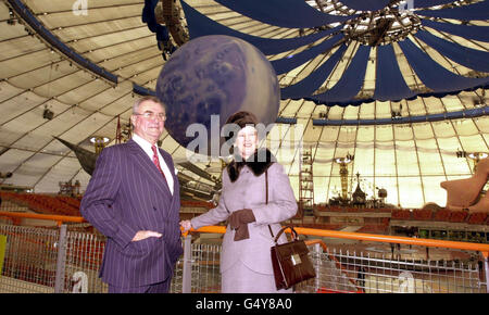 La reine Margrethe et son mari le prince Henrik du Danemark, au Millennium Dome de Greenwich, le premier jour complet de leur visite d'État de trois jours en Grande-Bretagne. Les Royals danois sont les invités de la Reine et du duc d'Édimbourg au château de Windsor. *le couple visitera également le pont du millénaire, une nouvelle passerelle traversant la Tamise construite par une entreprise danoise. Banque D'Images