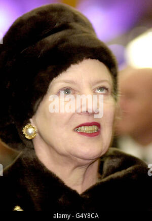 La reine Margrethe, 59 ans, visite le Millennium Dome de Greenwich le premier jour complet de sa visite d'État en Grande-Bretagne. La reine Margarethe et son mari le prince Henrik du Danemark séjournent au château de Windsor en tant qu'invités de la reine et du duc d'Édimbourg. * le couple royal visitera également le pont du millénaire, une nouvelle passerelle sur la Tamise construite par une entreprise danoise. Banque D'Images