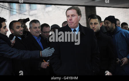 Harry Redknapp, directeur de Tottenham Hotspur, quitte le tribunal de la Couronne de Southwark à Londres après avoir été autorisé à prendre des bondes dans une esquive fiscale offshore. Banque D'Images