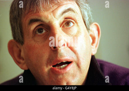 Ian McGeechan, entraîneur de rugby écossais, lors d'une conférence de presse au stade de Murrayfield à Édimbourg, où il a nommé son équipe pour le match international Scotland v Ireland au stade Lansdowne Road à Dublin. Banque D'Images