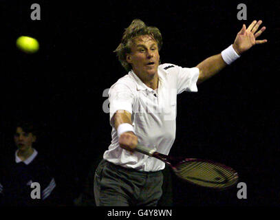 Vétéran du tennis et vainqueur de cinq championnats de Wimbledon consécutifs, Bjorn Borg, lors de son match d'ouverture contre Henri Leconte, au Tournoi des champions, à The point, Dublin. Banque D'Images