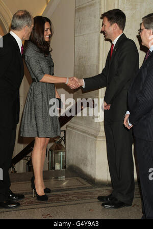 La duchesse de Cambridge se serre la main avec le secrétaire à la Culture Jeremy Hunt lors d'une visite à l'exposition Lucien Freud Portraits au National Portrait Gallery de Londres. Banque D'Images